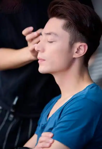 帅得让人受不了!霍建华的完美侧颜引网友集体舔屏