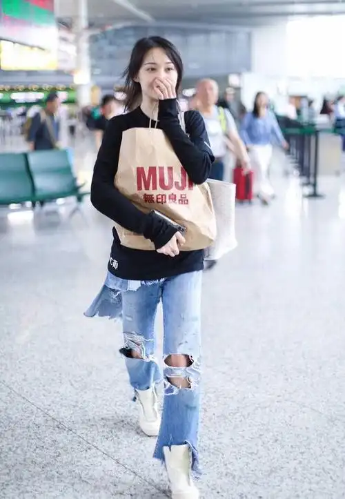 厚厚的大衣,搭配一条简单的牛仔裤和一双平底雪地靴就可以出门.