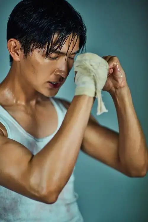 杨旭文曝光最新写真眼神坚毅荷尔蒙爆棚