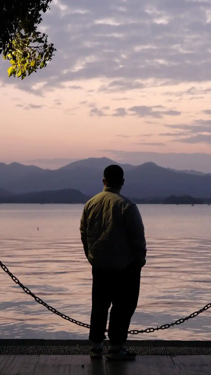 总会遇到的.#摄影 #熊熊 #生活碎片 #背影 #日落 - 抖音