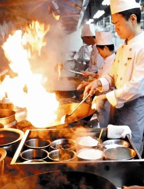 为什么饭店炒菜香?厨师说漏嘴:炒菜时放点"它",炒什么都香!
