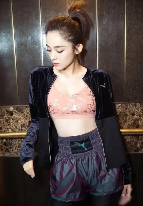 有一种小性感叫古力娜扎粉色运动背心加紧身裤这谁顶得住啊