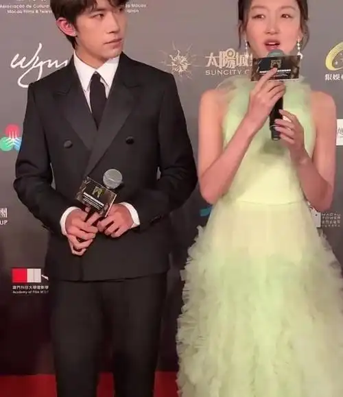 易烊千玺突然被周冬雨夸奖,扭头刚好对上眼,千玺耳朵通红