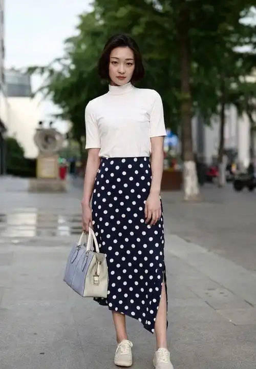 波点长裙打造夏季减龄搭配,四种穿搭展现不同风格,你还在等什么