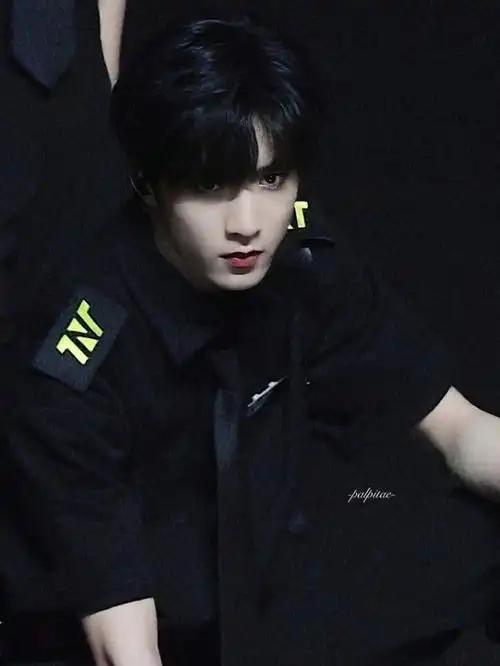 谁会不爱刘耀文穿制服