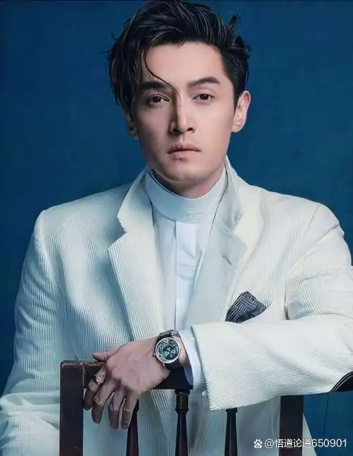 在热播的电视剧《县委大院》中,艺人胡歌出演光明县县长梅晓歌一角色.