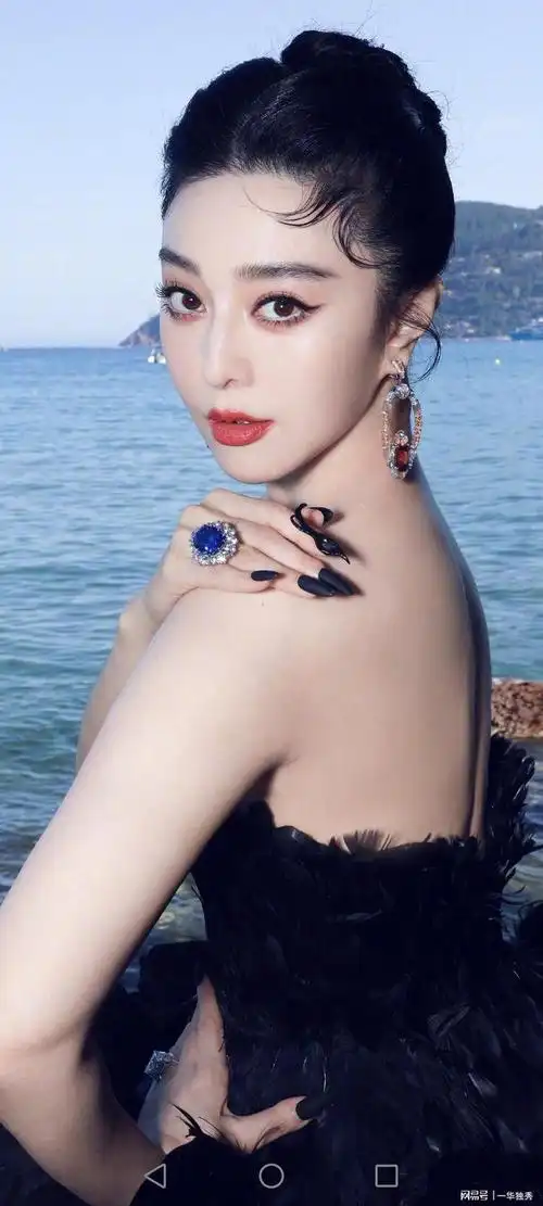 以16套礼服风光戛纳的范冰冰能在国内复出吗