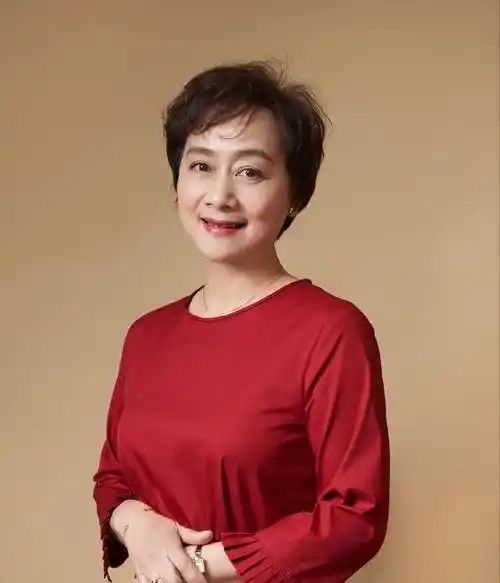 70岁黄梅莹气质很温婉湖绿色连衣裙配丝巾优雅了一辈子