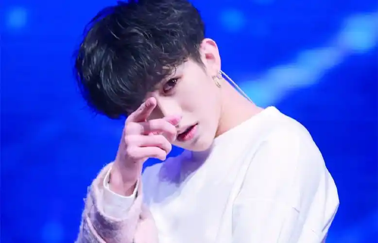 全能偶像蔡徐坤帅气壁纸_偶像练习生蔡徐坤