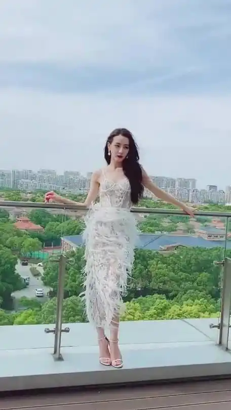迪丽热巴32岁生日造型#迪丽热巴身材好绝,白色羽毛裙好好看,真的鲨疯