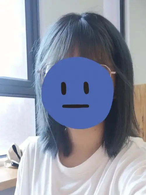 买了花王的新色-午夜灰,染出来是雾蓝色,暗光下看着很黑,光线充足的