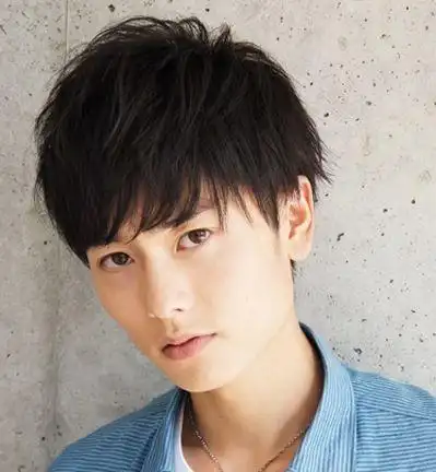 男生微斜齐刘海发型图片 潮流又时尚