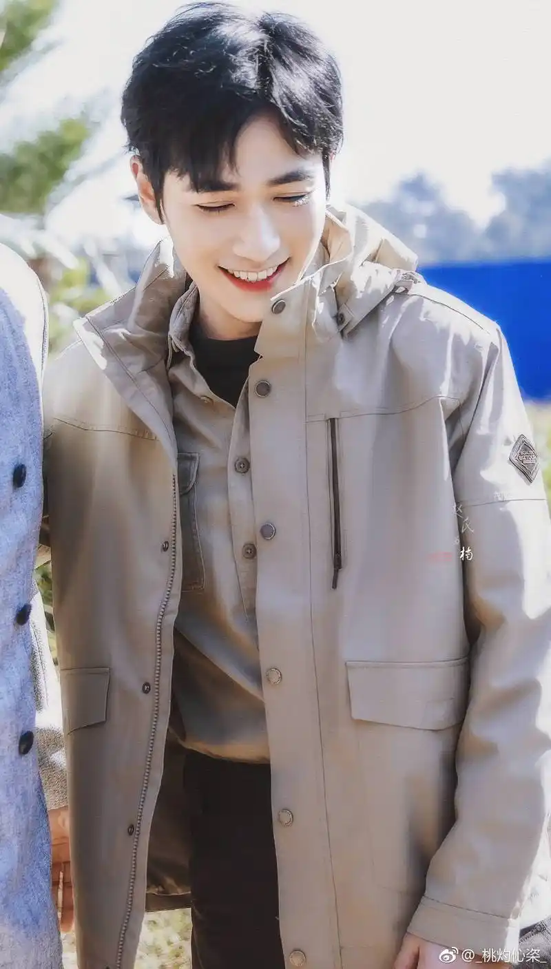 朱一龙治愈系微笑写真!网友直呼:这么美的男人请寄给我吧!