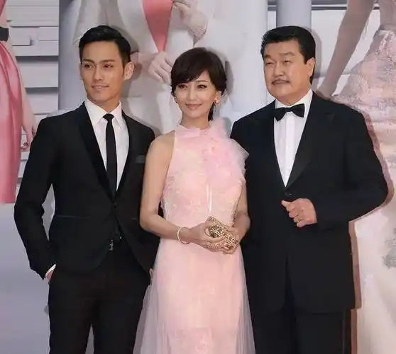 原创赵雅芝带丈夫儿子出镜一家三口看着挺幸福儿子原来这么帅气