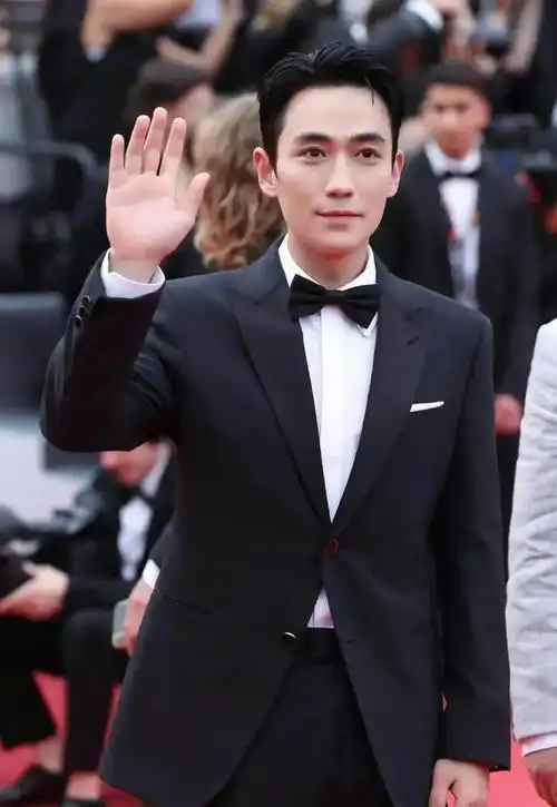 第6名朱一龙还有李现也是一个非常自律的人,从小肥胖的他减肥后他的