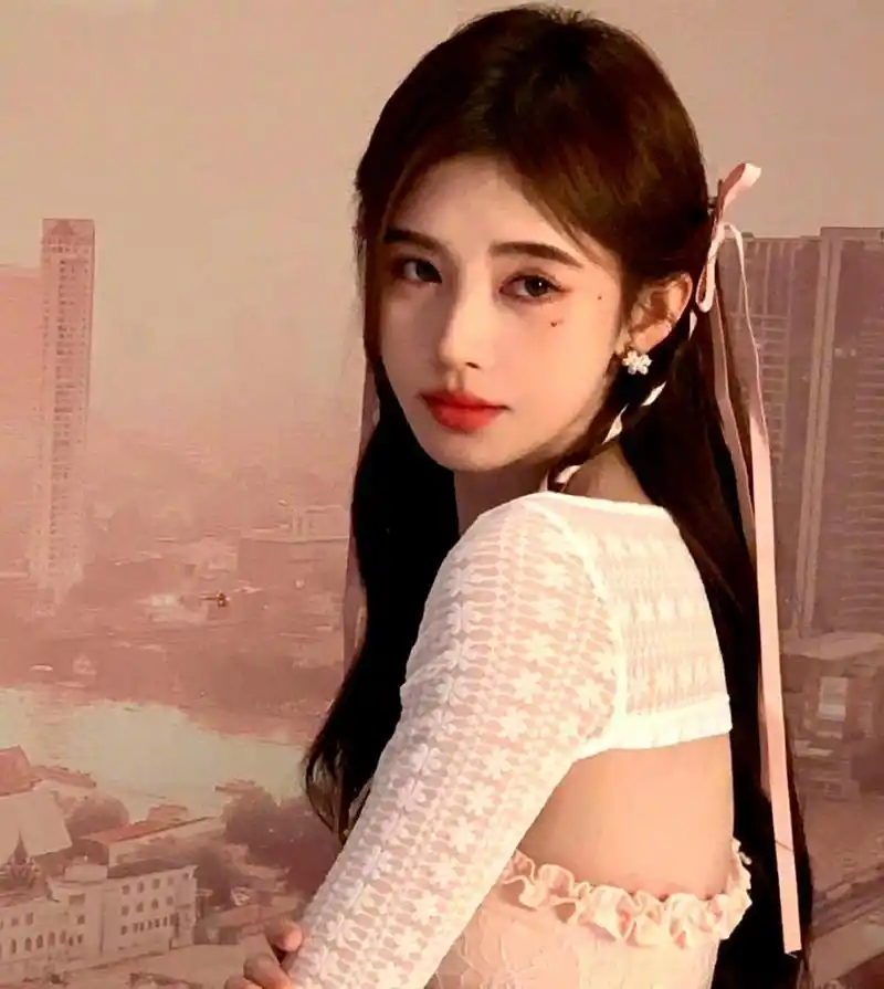 鞠婧祎为了品牌拍摄特别加上两颗痣,更添气质,她喜欢在镜头前卖萌