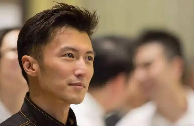 谢霆锋为王菲苦练厨艺,说她不吃榴莲,网友:这是官方发糖吗?