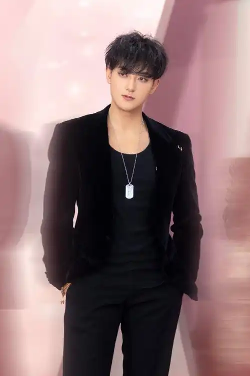 canali星闻#@ace-youngkingyoungboss黄子韬身着canali黑色丝绒西服