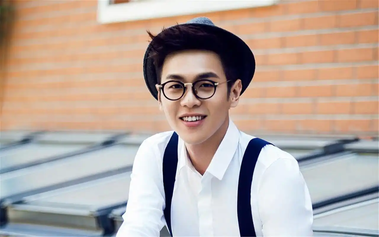 新生代男明星帅哥张若昀时尚帅气写真壁纸图片