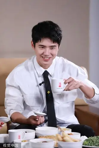 刘昊然安利家乡河南美食大快朵颐笑出小虎牙