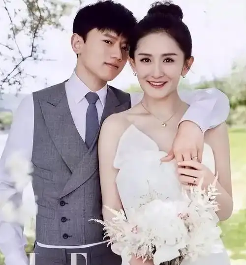 张杰谢娜带娃游迪士尼十指紧扣好似热恋情侣3个保姆抢镜