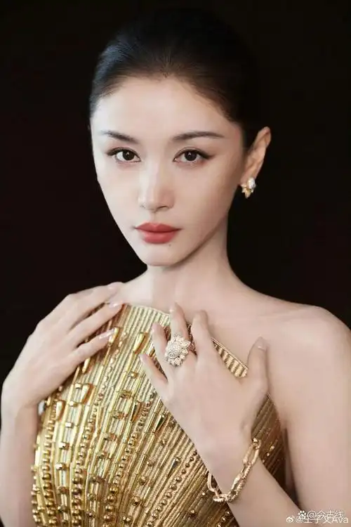 王子文金色战袍惊艳全场!网友们纷纷感叹"真的太美了"!