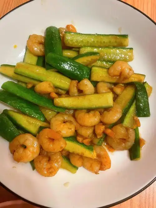 今天做一个清淡点的菜养养胃,黄瓜炒虾仁,做法列在下面啦95做法:1