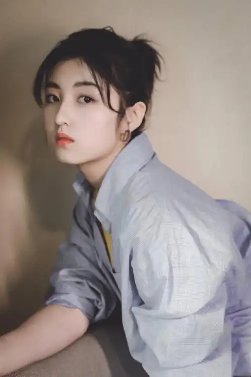 少女营业张子枫怼脸三连拍自侃我黑了