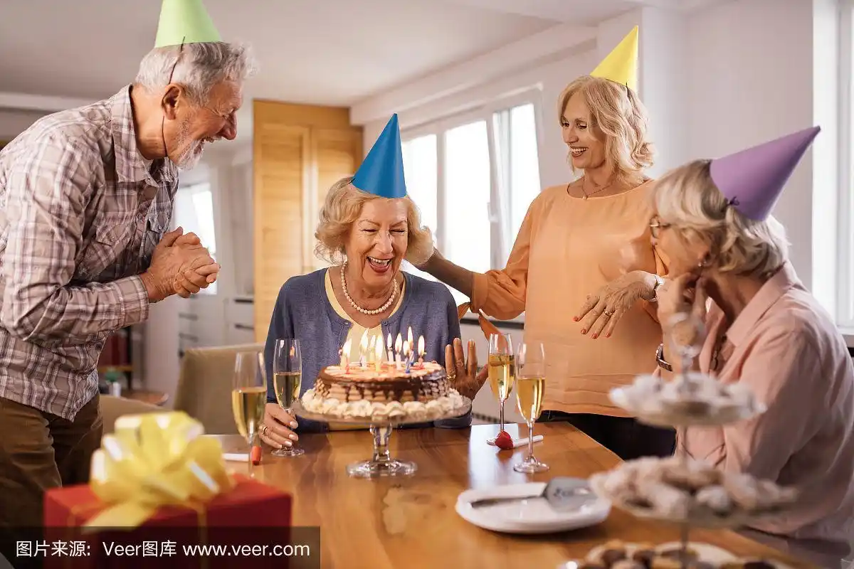 一群欢乐的高年级学生在家里开生日派对.