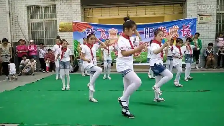 萝莉白丝小学生们六一表演节目给同学们看