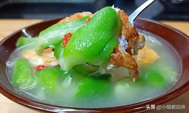 简单美味丝瓜煎蛋汤(正宗丝瓜荷包蛋汤做法)(1)