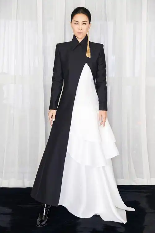 p>那英,1967年11月27日出生于辽宁省沈阳市沈河区,华语流行乐女歌手