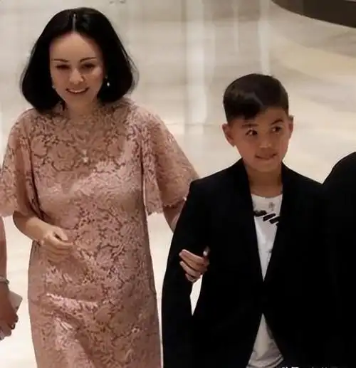 中年美妇王琳两婚两离35岁生下儿子54岁气质如少女