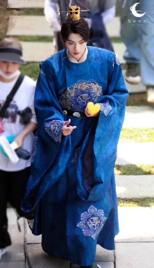 许凯蓝色官服路透,好贵气!|许凯|路透_新浪新闻