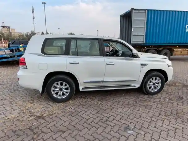 21款丰田酷路泽5700高配报价130万起