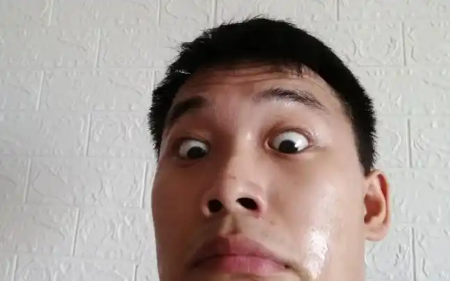 封面是某油腻青年男子的自拍