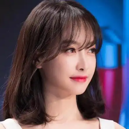 2,法式刘海:轻盈如羽毛,比空气刘海飘逸轻雅.