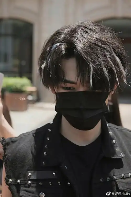 宋亚轩新专辑银白色挑染造型真的好帅气啊