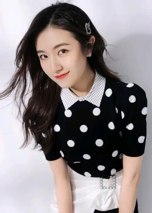 李兰迪把基础款穿出了高级感格纹西装配蓝色牛仔裤休闲又时尚