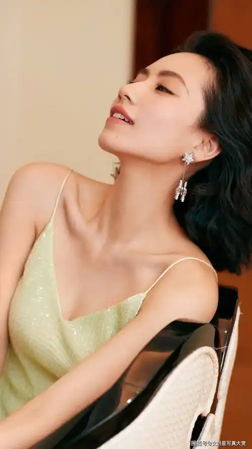 【刘惜君写真美图】淡黄碎钻裙,温婉曼妙,汕头"拾光年"演唱会_听众