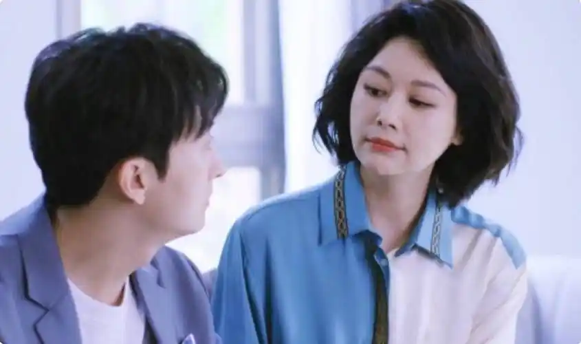 在与何赛飞的同框画面里,就明显能看出邓英整个人都在发光的美貌.