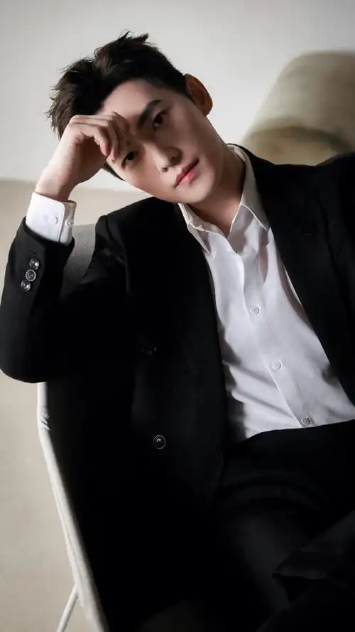 杨洋黑西装白衬衫