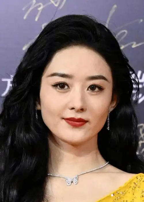 但在这次视界大会的红毯现场,赵丽颖略显崎岖的方脸,以及微微凹陷的