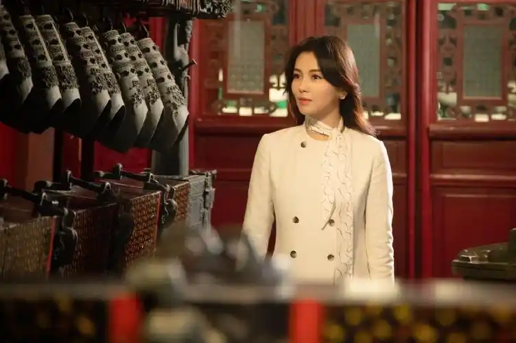 组图:刘涛穿素色服饰亮相《诗画中国》 回家乡领略滕王阁之美