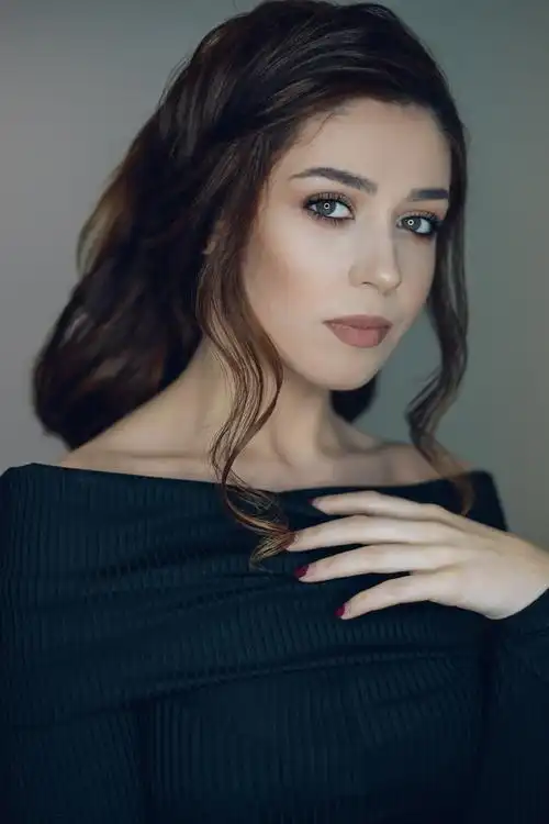 一个穿黑色露肩长袖上衣的女人|人物,可爱的,夜晚,头发,女人,女士