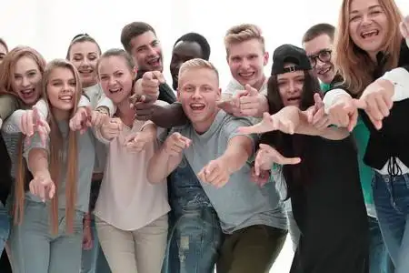 志同道合一群志同道合的年轻人指着你照片