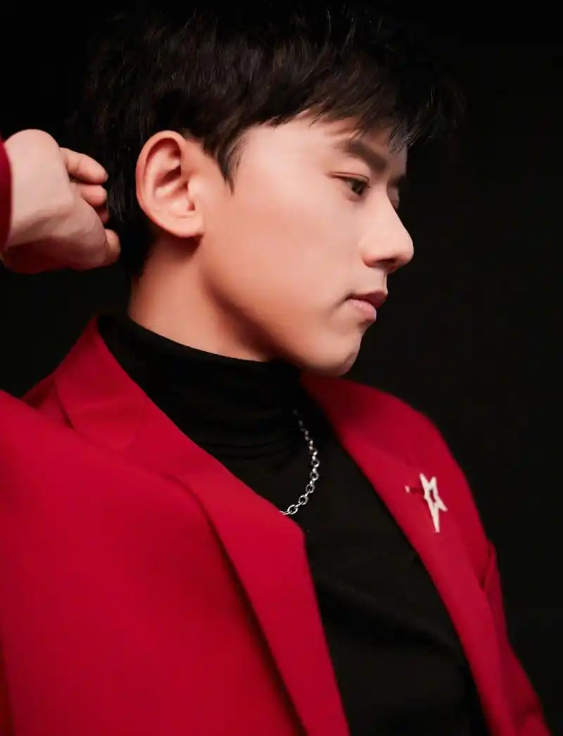 今天去《腾讯白皮书》《年度男歌手 热度top1》 的