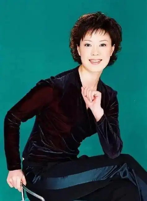 央视主持人李文静:镇静应对危机展现职业素养与能力现代社会中,新闻