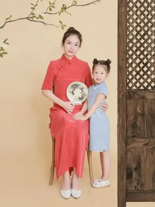 新照的全家福90～很像金晨有没有?有没有?