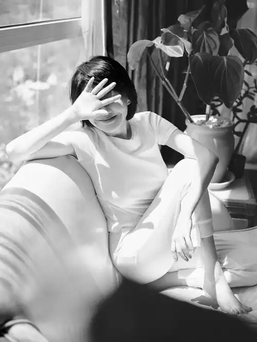 许晴慵懒家居写真优雅惬意 露出迷人笑容恬淡美好